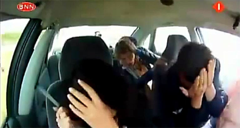 il conduttore è vittima di un incidente auto in diretta