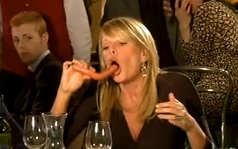 alessia mangia un wurstel