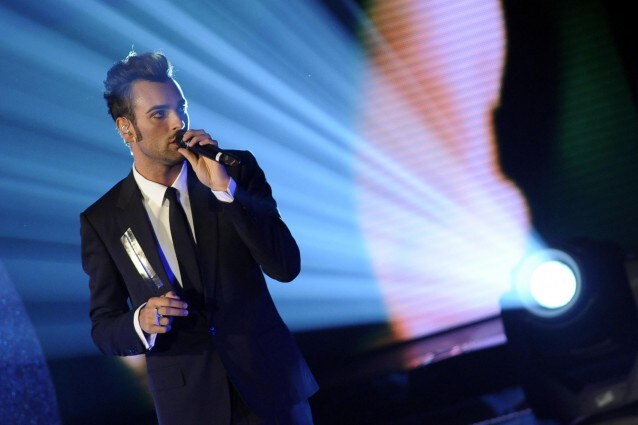 Lorella Cuccarini ha intervistato a Domenica In il cantante Marco Mengoni che ha cantato Solo e Un gioco sporco e poi si è fatto intervistare parlandoci della sua famiglia con grande emozione. Ecco il video della sua lunga intervista