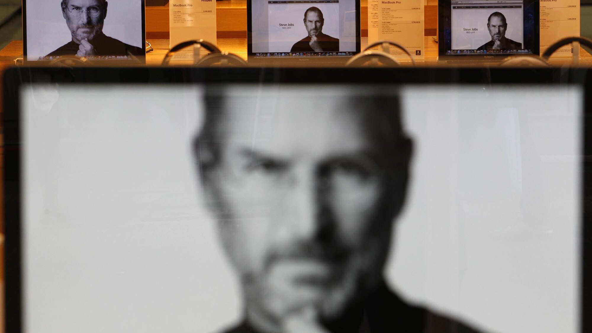 le tv di tutto il mondo lanciano la notizia della morte di steve jobs