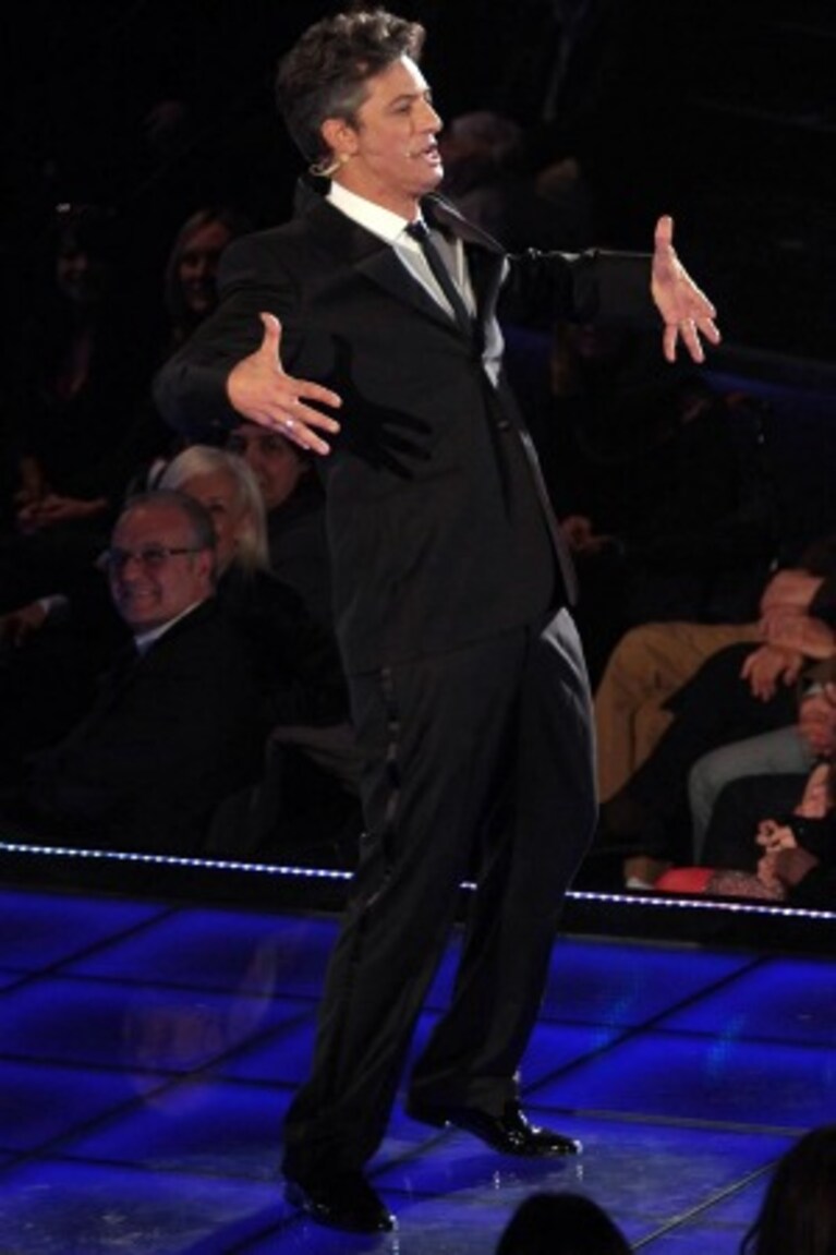 fiorello in uno dei suoi schetch a il più grande spettacolo dopo il weekend