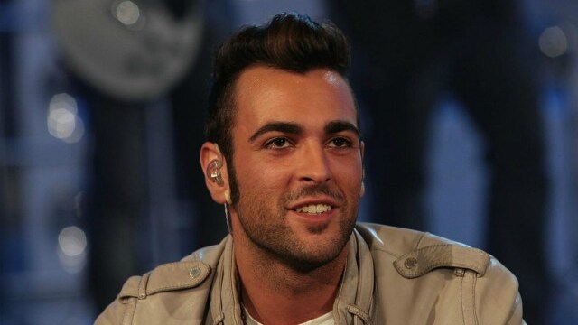 Il re matto dichiara la sua vena anti-talent: per Marco Mengoni non esistono più i talenti di una volta, mancano di brillantezza. Quelli di oggi badano più allo spettacolo e meno ai veri talenti