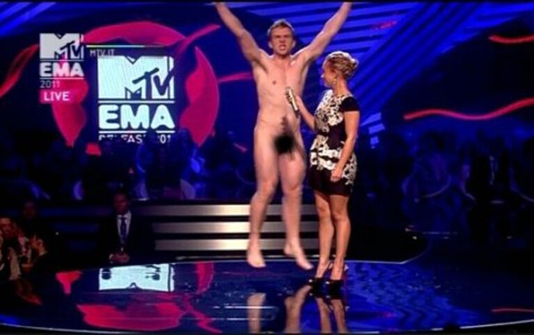 il saluto completamente nudo agli ema 2011