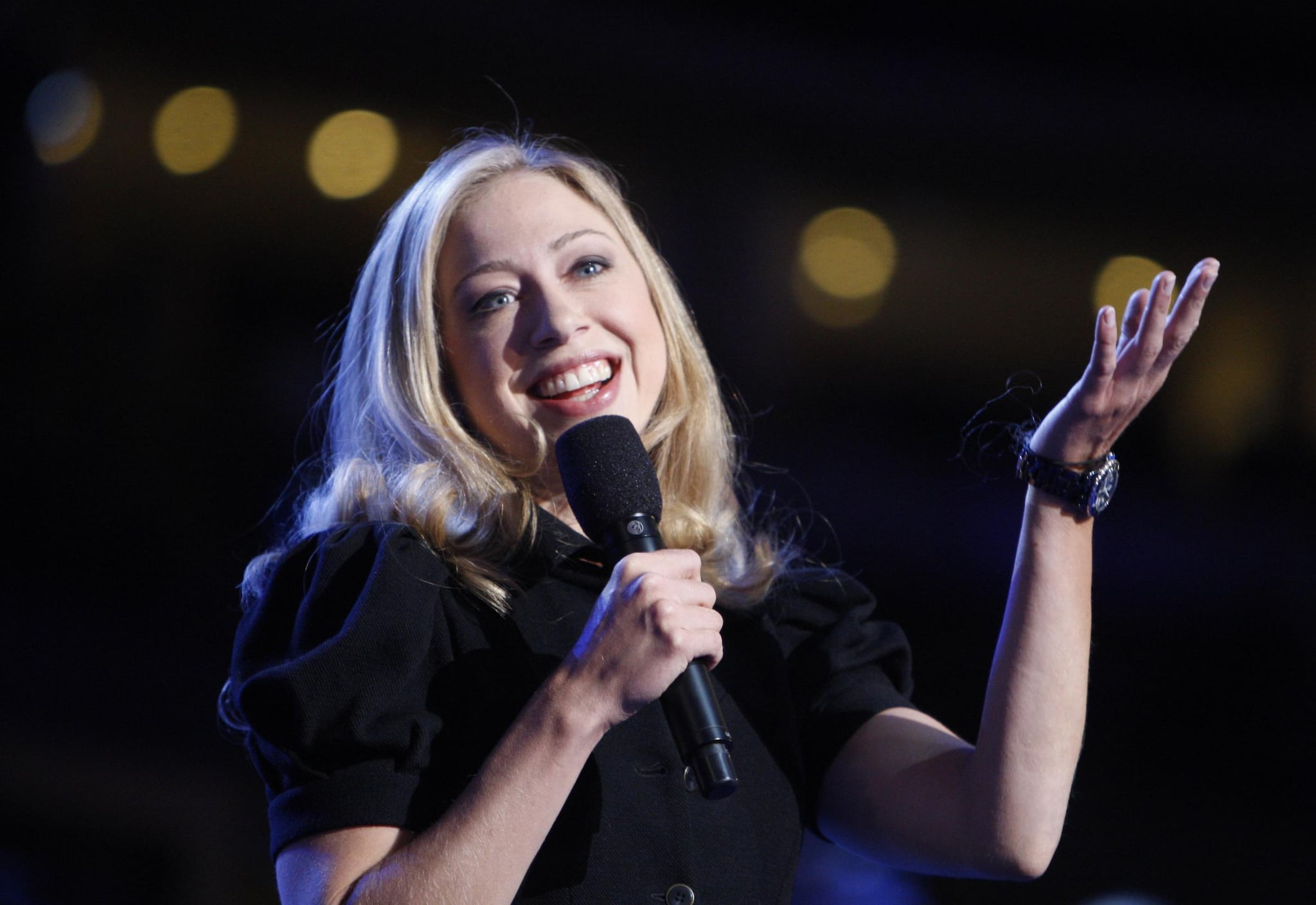 Il debutto in tv di Chelsea Clinton è un vero disastro: la giovane giornalista è stata definita una delle donne più noiose della sua era. Guarda il servizio di esordio della figlia di Bill e Hillary Clinton