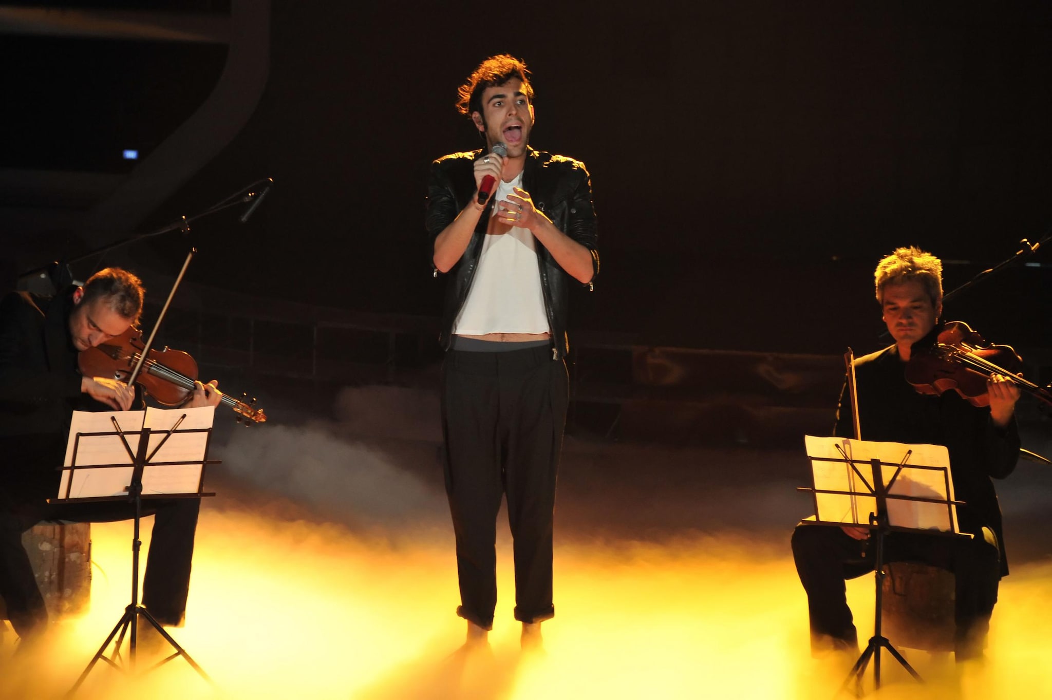 Nella sesta puntata di X Factor 5 è brillata la stella di Marco Mengoni, intervenuto come super ospite del talent show di Sky: ma il cantante di Ronciglione non aveva dichiarato di non apprezzare la deriva dei talent show? Intanto ha regalato al pubbblico un'intensa interpretazione di "Tanto il resto cambia"