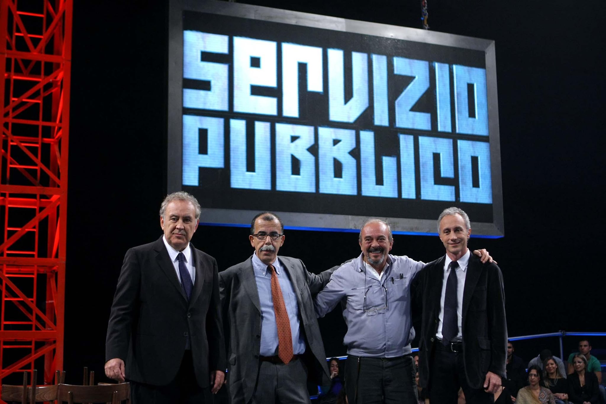 Michele Santoro andrà in onda con Servizio pubblico fino a giugno 2012: la comunicazione è stata data da Parenzo, il patron di TeleLombardia. Gli introiti pubblicitari sono buoni e ciò garantisce la continuità del talk show