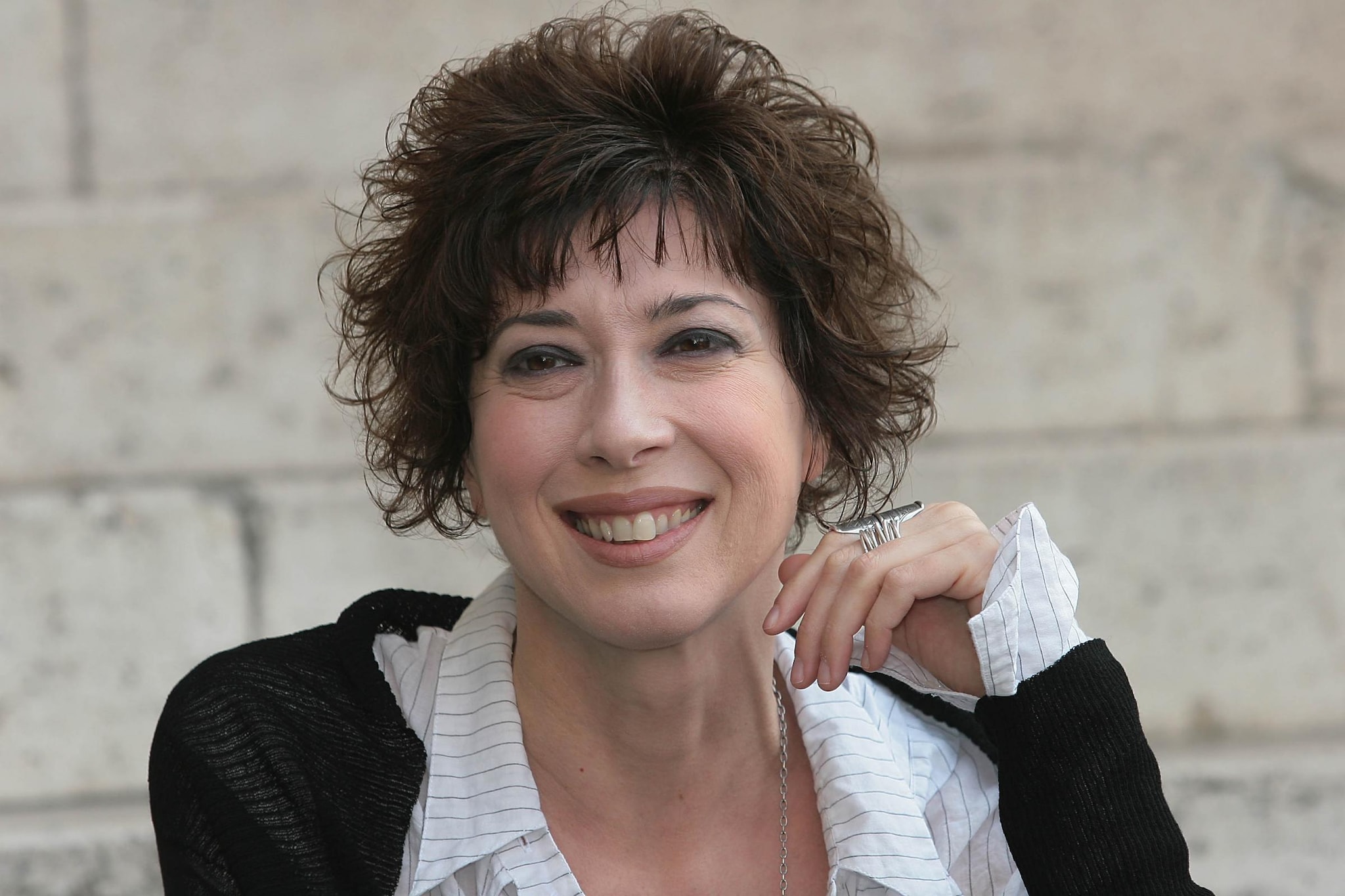 Per un pugno di libri, dopo 10 anni, cambia conduttore: la trasmissione di Rai 3 perde Neri Marcorè e acquista l'attrice Veronica Pivetti. Scopri i motivi di questo cambiamento al timone della piacevole trasmissione culturale