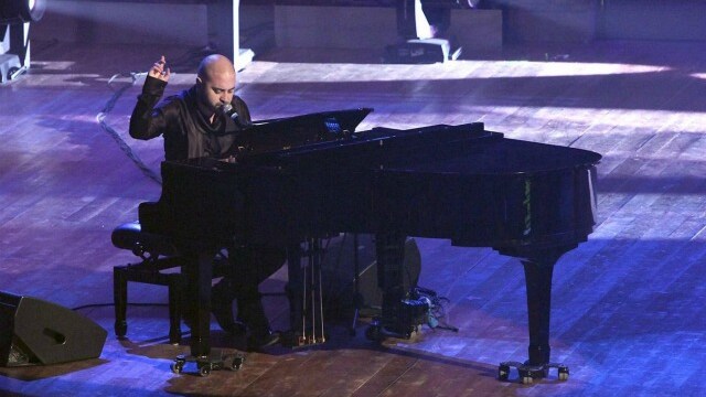 La terza serata di Panariello non esiste ha avuto ospiti d'eccezione del mondo della musica. Giuliano dei Negramaro si è esibito al pianoforte con un mix di successi, mentre Claudio Baglioni ritorna in tv con suo figlio Giovanni.