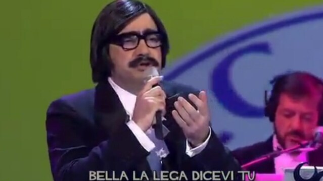 Il dissacrante gruppo capitanato da Elio unisce musica e satira nella rivisitazione de Il Carrozzone di Renato Zero, proponendone una versione dedicata alla Lega a The show must go off di La 7