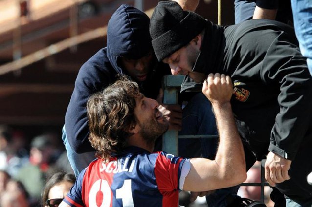 I due casi che hanno scandito le ultime settimane di &quot;calcio&quot; dimostrano la totale assuefazione ad assecondare qualsiasi evento al naturale prosieguo delle fasi calcistiche del campionato. Le reazioni delle istituzioni rientrano, forse, nello stesso modo di fare che quegli eventi l'ha causato.