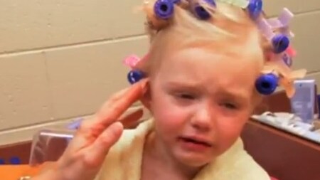 il trashality ha una nuova faccia, quella delle piccole protagoniste dei concorsi di bellezza in tv. Sottoposte da madri ossessive a tutto pur di competere e di vincere, sono di fronte alla denigrazione della propria infanzia.