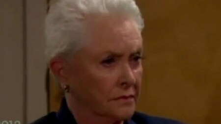 Arriverà la brutta notizia che non ci sono più cure utili a curare il tumore di Stephanie Forrester. Così Susan Flannery lascia il cast di Beautiful, abbandonando il set come ha fatto Ronn Moss mesi fa.