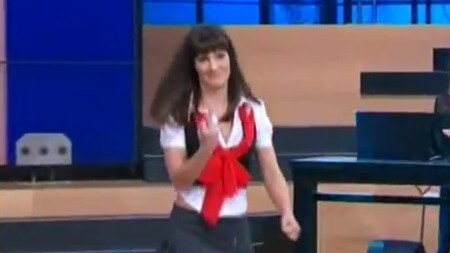 La presentatrice viene obbligata da Virginia Raffaele a diventare Nicole Minetti e, per nulla a suo agio in questo ruolo, mostra il dito medio al pubblico e alle telecamere.