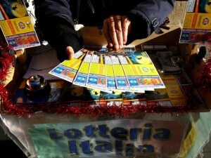 Vincono Modena, Numana e Vallata i primi tre premi della Lotteria Italia 2013. Ecco tutti i 126 vincitori delle tre categorie, numero del biglietto con serie e località di vendita. Importante sapere anche come riscuotere i premi, visti i tanti mai riscossi degli anni scorsi.