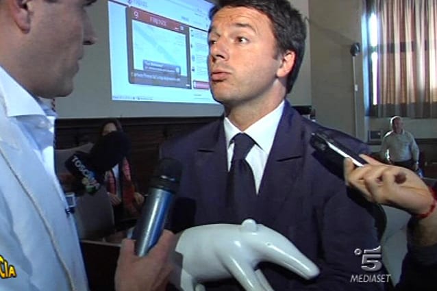 Moreno Morello di Striscia la Notizia consegna il "tapiro bianco" a Matteo Renzi per gli epititeti ricevuti dagli esponenti del PD in quest'ultimo periodo. Incalzato sul colloquio privato con Silvio Berlusconi, nella saletta del Teatro Regio di Parma, il sindaco di Firenze non si è sbilanciato nei commenti.