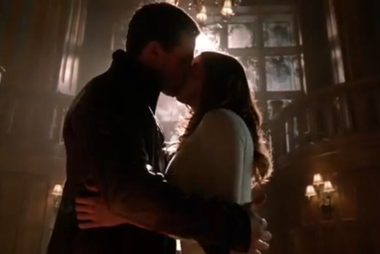 Il bacio tra Oliver e Laurel nell'episodio finale di Arrow