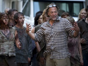 La produzione di The Walking Dead apre le porte alla sua Zombie School e mostra come si diventa un perfetto "non-morto". Si sono presentati in 6000 alle audizioni, ne hanno scelto 200.