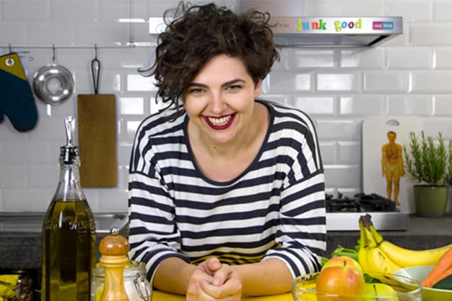 Parte oggi "Junk Food", web format di Real Time, che mette in tavola tutti i cibi spazzatura più attraenti, rielaborati in casa ed equilibrati con un alto valore nutrizionale ed un bassissimo tasso calorico. La padrona di casa è la simpaticissima Giulia Sbernini per dieci episodi da tre minuti l'uno, in attesa della promozione in tv.