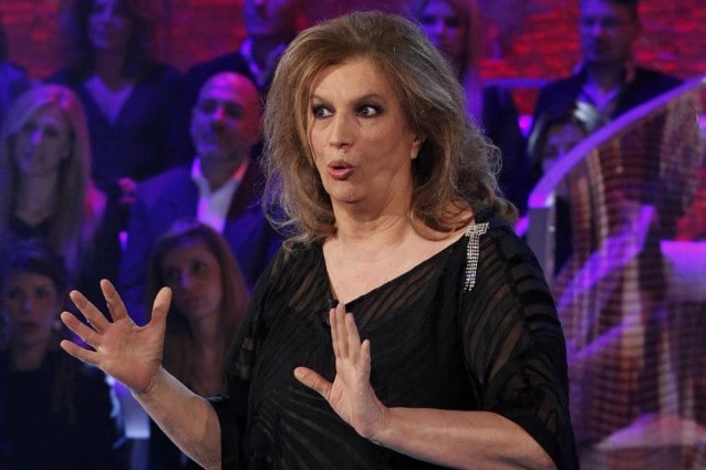 Iva Zanicchi offesa da Berlusconi: “Mi tratta peggio di Dudù”