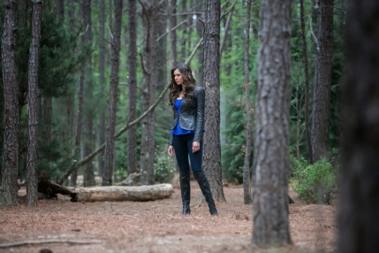 Katherine Pierce nel bosco a TVD 4x22