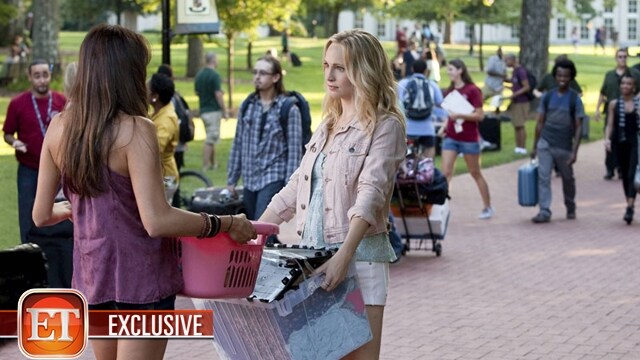 Elena-e-Caroline-arrivano-al-college