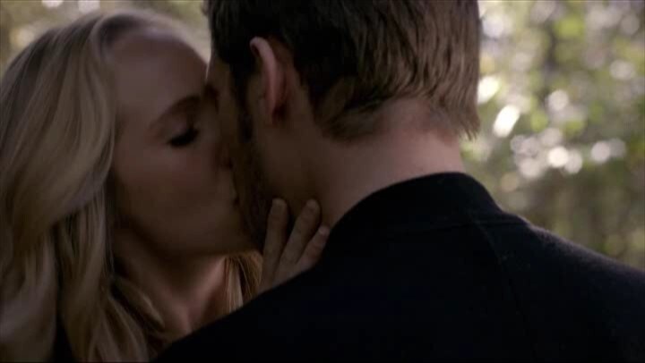 il-bacio-tra-caroline-e-klaus