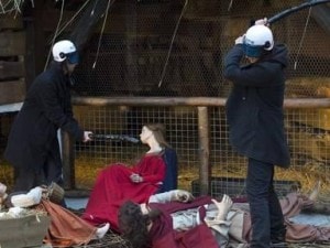 Una immagine dell'assalto al presepe nella Grand Place di Bruxelles.