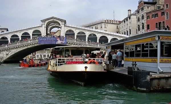 Fidanzati ubriachi litigano sul vaporetto a Venezia: il marinaio interviene per calmarli e viene buttato in mare