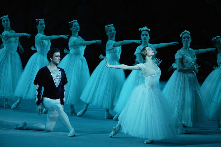Zakharova e Skvorkov in una scena di Giselle