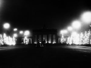 ©lapressearchivio storicovarieBerlino 19–12–1961Muro di Berlinonella foto: alberi di Ntale illuminati a Berlino ovest; sullo sfondo la Porta di BrandeburgoBUSTA 4760