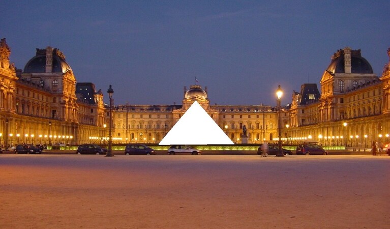 la Piramide del Louvre senza la libertà di panorama
