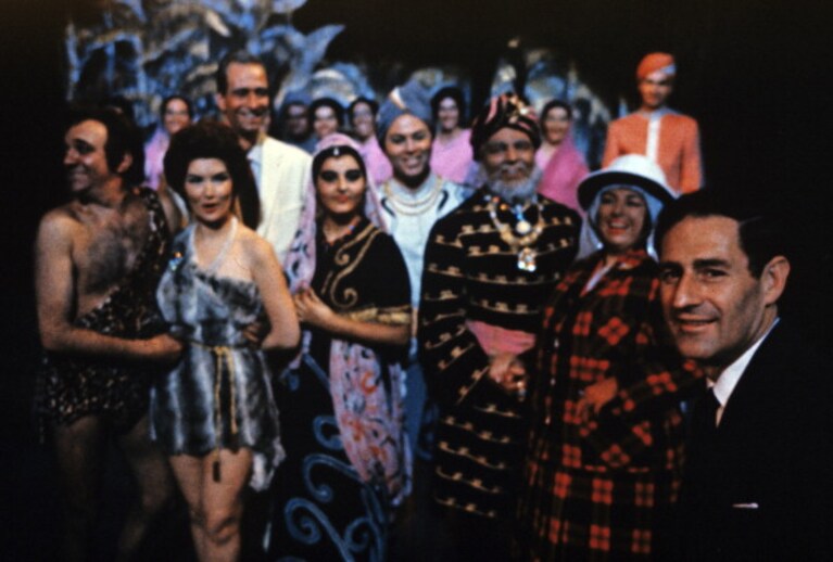 Gian Carlo Menotti con la compagnia che rappresentò il suo "Le Dernier Sauvage", 1963
