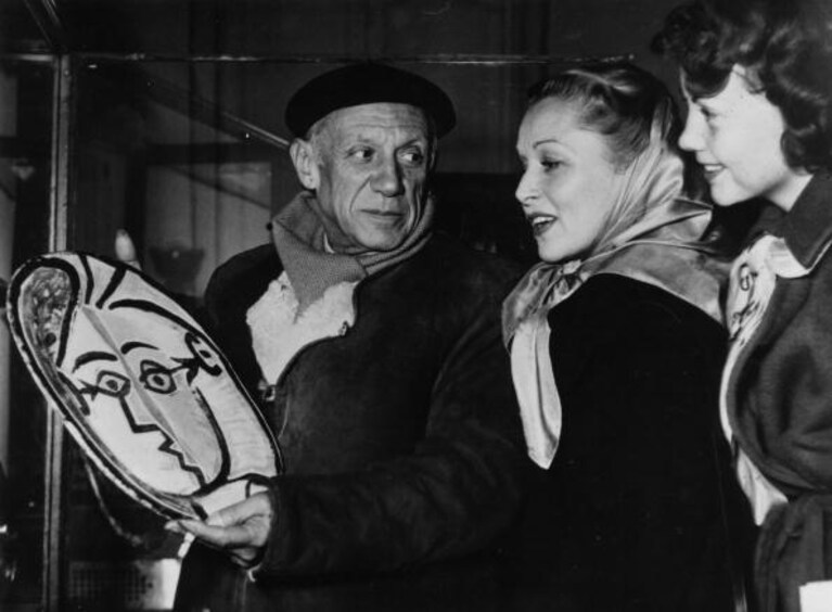 Pablo Picasso con Julie Gibson e Janet Shaw