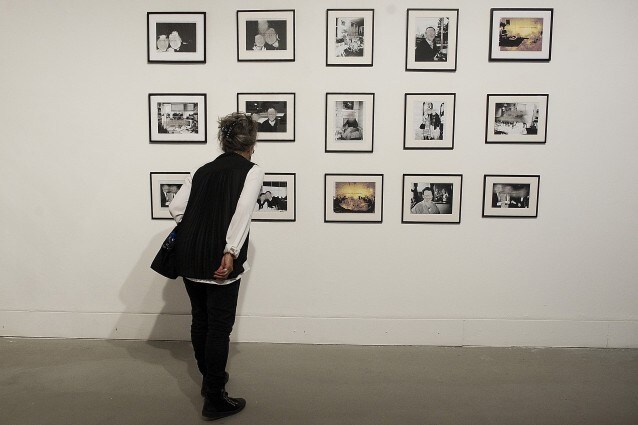 Una visitatrice guarda incuriosita un’opera della Biennale di Venezia.
