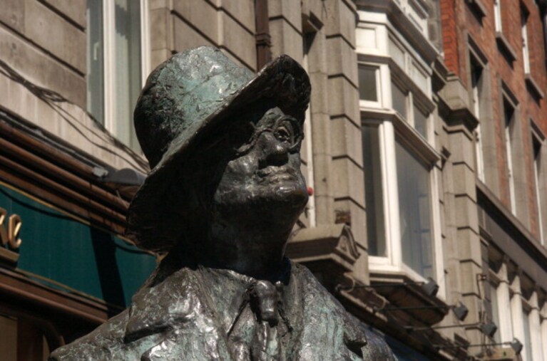 la famosissima statua di Joyce collocata al centro di Dublino