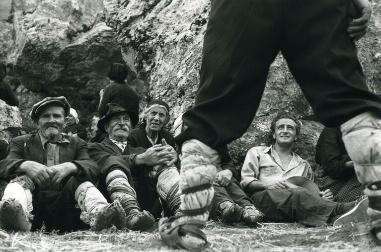 De Santis durante la lavorazione del film Non c’è pace tra gli ulivi, 1950