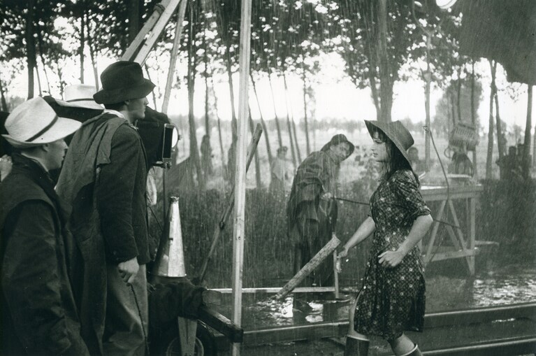 Giuseppe De Santis sul set di Riso amaro, 1949