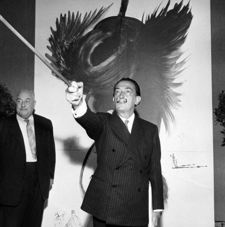 Salvador Dalì e il suo dipinto "Satana", Parigi