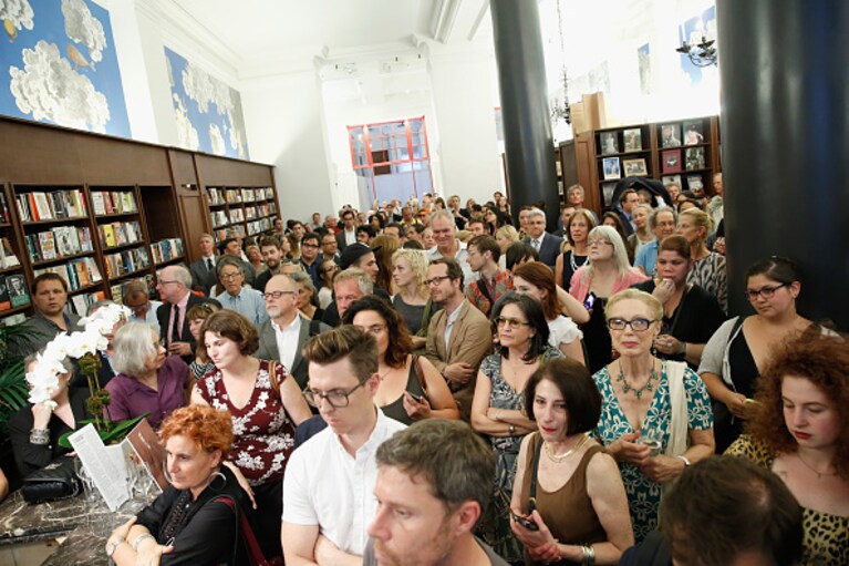 l'interno della nuova libreria in occasione di un party nella nuova sede