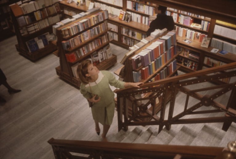 uno scatto realizzato per una rivista di moda all'interno della libreria Rizzoli, 1964