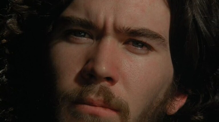 un primo piano di Timothy Hutton nei panni di Daniel