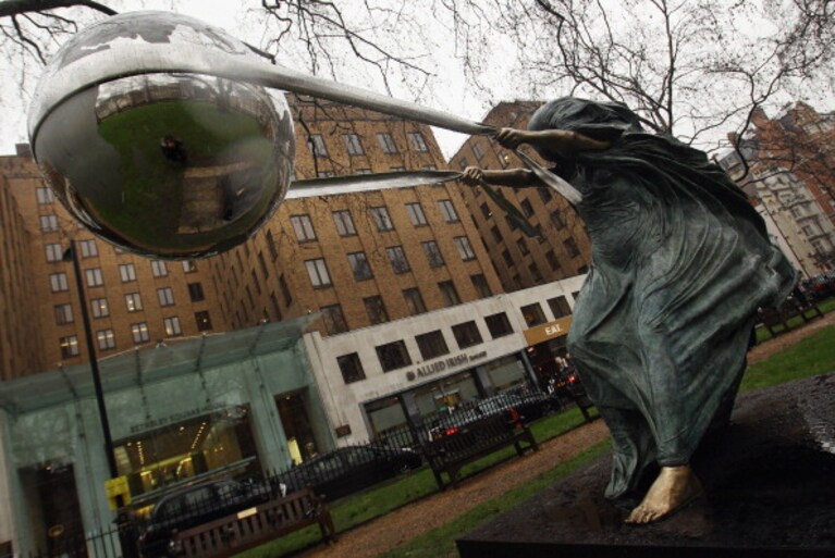 la scultura installata a Berkley Square, Londra