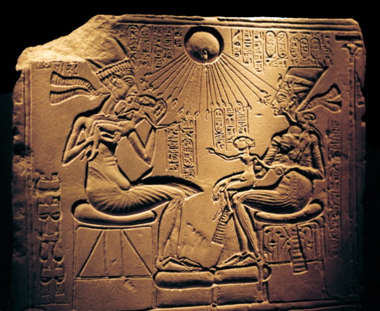 bassorilievo raffigurante Nefertiti, Akhenaton e il loro figlio