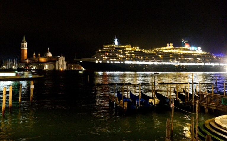 una nave da crociera vista da Riva degli Schiavoni