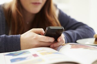 Maestra vittima revenge porn, condannata preside che la costrinse a dimettersi: “Nemmeno a pulire i bagni”