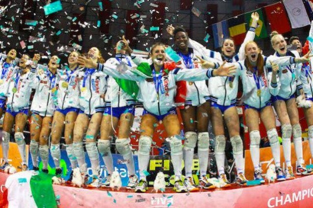Il trionfo dell’Under 18 azzurra (immagine da Twitter)
