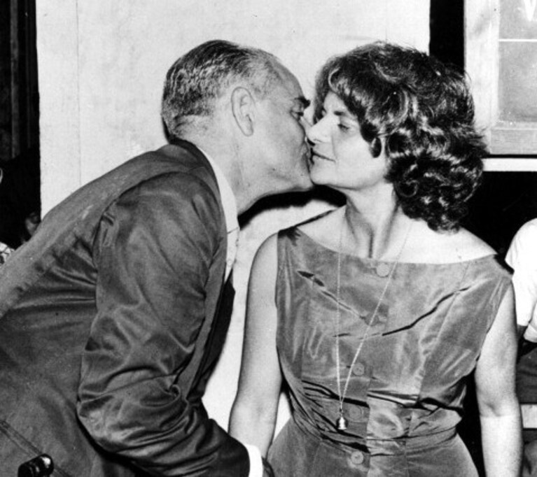 Alberto Moravia e Elsa Morante: la scrittrice ha appena vinto il Premio Strega, 1957