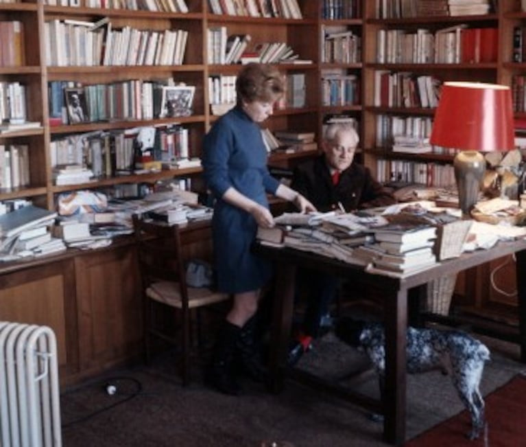 Dacia Maraini e Alberto Moravia nella loro casa, 1970