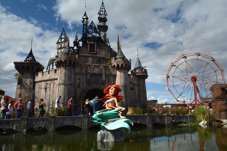 il castello di Dismaland e la sua sirenetta