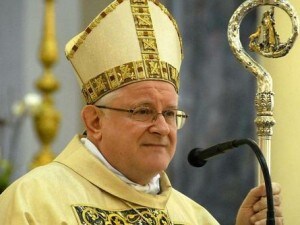 Monsignor Zenti, vescovo di Verona: le chiese resteranno chiuse, ma ha dato ordine che tutti i giorni alle 18 suonino tutte le campane della diocesi.
